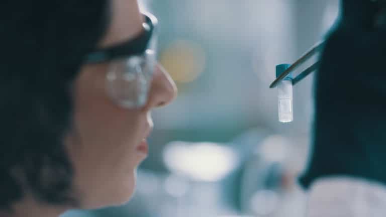 Forscherin bei der Arbeit im Pädiatrischen Forschungslabor PFL.