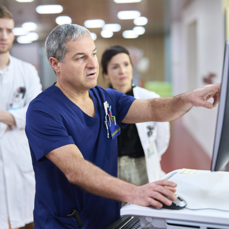 Pflegefachperson in Besprechung, Pflegepool