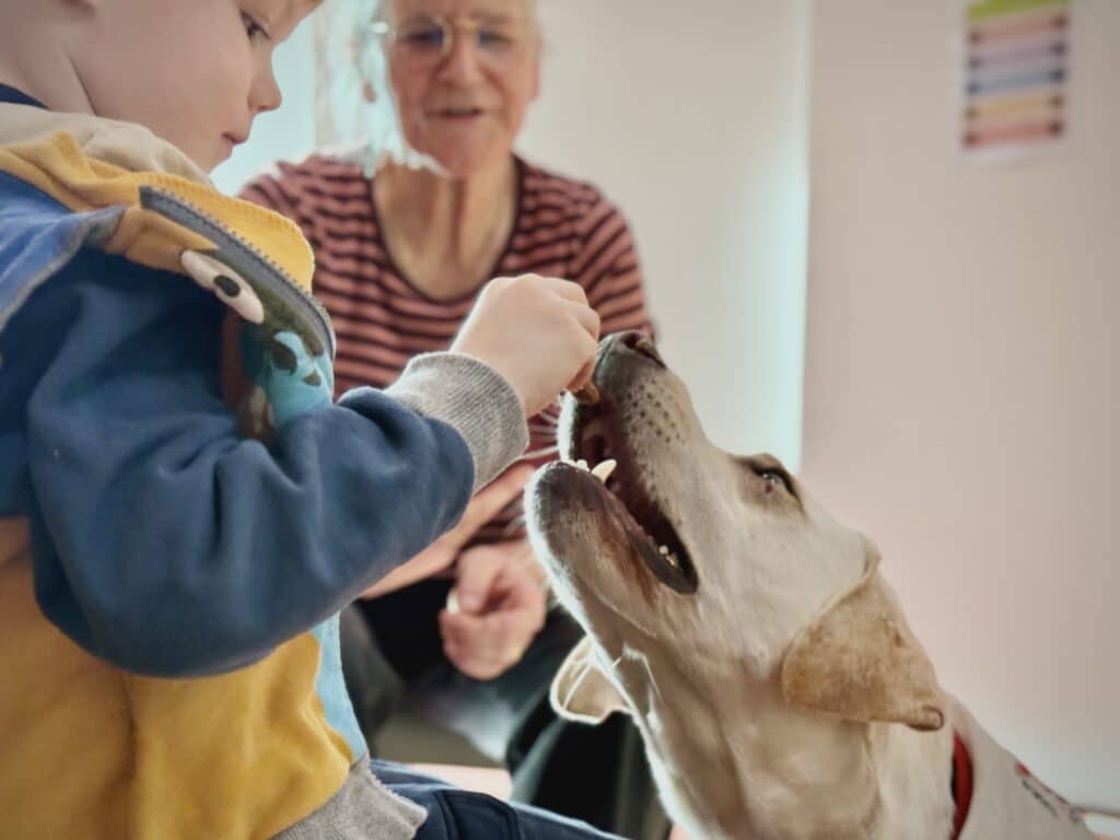 Notre chienne sociale Maffra avec sa maîtresse et sa patiente.